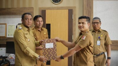 Wabup Nagan Raya Serahkan Surat Perintah kepada 19 Plt Kepala Sekolah