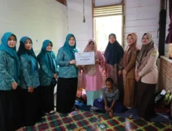 Ketua TP PKK Rita Mayasari Serahkan Bantuan Fakir Insidentil kepada Dua warga Aceh Besar