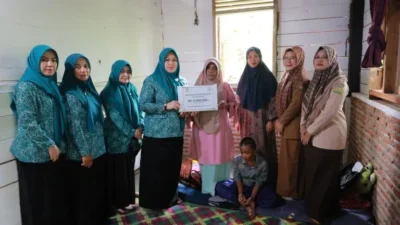 Ketua TP PKK Rita Mayasari Serahkan Bantuan Fakir Insidentil kepada Dua warga Aceh Besar