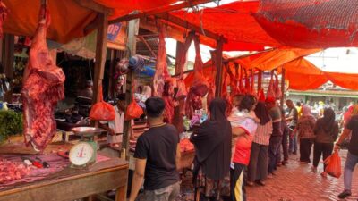 Meugang Idul Adha 1446 H, Warga Aceh Besar Padati Pasar Keutapang Dua