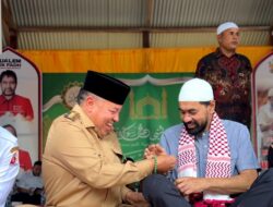 Bupati TRK Serahkan Cinderamata Batu Giok kepada Gubernur Aceh