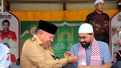 Bupati TRK Serahkan Cinderamata Batu Giok kepada Gubernur Aceh