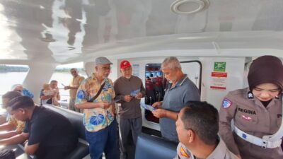 Polisi Sosialisasi Tertib Berlalu Lintas kepada Penumpang Kapal Express Bahari