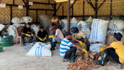 Bank Sampah Generasi Millenial Bersihkan Sampah Plastik di Kawasan Wisata Lampuuk