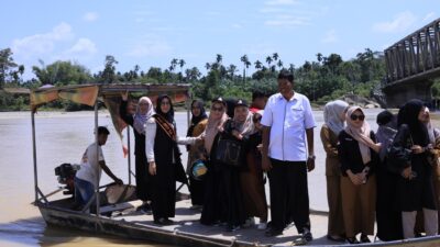 Naik Rakit Lintasi Krueng Nagan, Bunda PAUD Nagan Raya Kunjungi Desa Alue Buloh