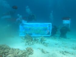 Peringati Hari Bhayangkara ke-79, Ditpolairud Polda Aceh Kibarkan Merah Putih di Dasar Laut Sabang