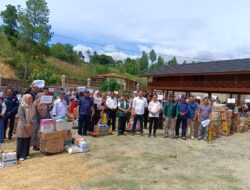 Hindari Jeratan Rentenir, Anggota DPRA dan Dinsos Aceh Serahkan Bantuan UEP di Gayo Lues