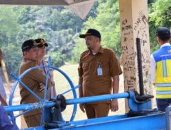 Tinjau Irigasi di Cubo, Bupati Pidie Jaya Pastikan Pasokan Air Sawah Lancar
