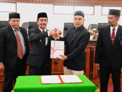 Wakil Bupati Syukri A Jalil Serahkan Rancangan Pertanggungjawaban APBK Aceh Besar 2024