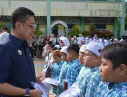 Walikota Langsa Serahkan Seragam Gratis untuk Anak Sekolah