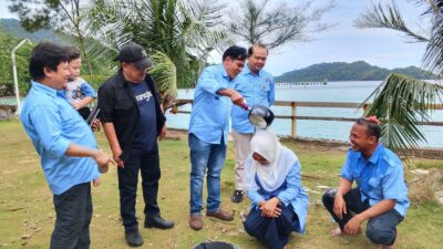 Pertama di PWI Sabang, Penyerahan Kartu Pers Anggota Muda Diwarnai Ritual Siram Bunga