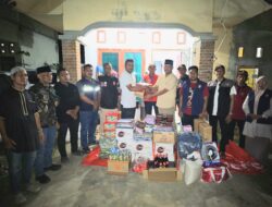 Dinsos Aceh Besar Serahkan Bantuan Masa Panik untuk Korban Kebakaran di Lambheu