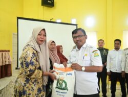 Pemkab Aceh Besar Salurkan Bantuan Pangan Beras di Peukan Bada