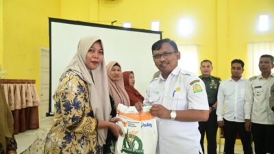 Pemkab Aceh Besar Salurkan Bantuan Pangan Beras di Peukan Bada