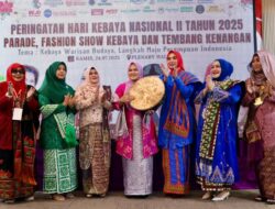 Ketua Staf Ahli TP-PKK Aceh Tabuh Rapai Buka Parade Hari Kebaya Nasional