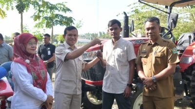 Tingkatkan Produksi Pertanian, Wagub Aceh Serahkan Alsintan untuk Tiga Kabupaten