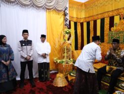 Bupati Tarmizi Sambut Kedatangan Kajari Aceh Barat dengan Tradisi Adat Peusijuk