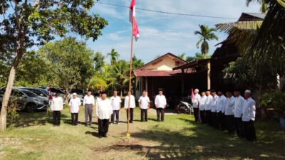 Mantan Camat Aceh Besar dan Jamaah Balai Arba’in Lamsayuen Gelar Upacara HUT ke-80 RI