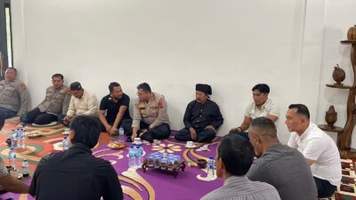 Kapolres Nagan Raya Silaturahmi ke Keluarga Besar Teuku Raja Ubit Gunong Kong, di Desa Alue Wakie