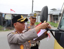 Jelang HUT ke-80 RI, Kapolres Aceh Tengah Bagikan Bendera Merah Putih kepada Masyarakat