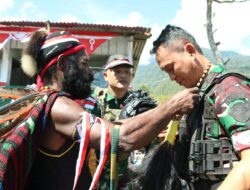 Satgas Yonif 112/DJ Kodam IM Gelar Pengobatan Gratis dan Bagi Sembako di Puncak Jaya