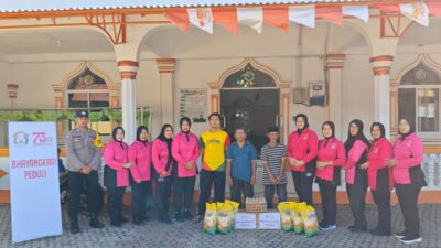 Bhayangkari Cabang Sabang Gelar Aksi Bersih-Bersih dan Bagi Sembako