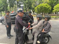 Tim Patroli KRYD Polda Aceh Pasang Bendera Merah Putih pada Kendaraan Warga