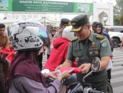 Sambut HUT ke -80 RI, Kasdim 0101/Kota Banda Aceh dan Forkopimda Bagikan Bendera Merah Putih