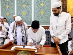 Gubernur Mualem Kukuhkan Abu Paya Pasi Sebagai Imam Besar Masjid Raya Baiturrahman