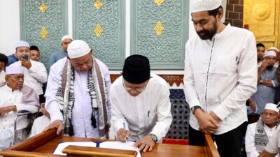 Gubernur Mualem Kukuhkan Abu Paya Pasi Sebagai Imam Besar Masjid Raya Baiturrahman