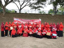 TP PKK Seulimeum Kibarkan Bendera Merah Putih di Jembatan Bendungan Krueng Aceh