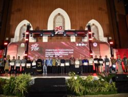 Wagub Fadhlullah Serahkan Penghargaan untuk Wartawan Peliput Proses Perdamaian Aceh