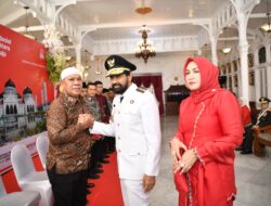 Peringati HUT ke-80 RI, Gubernur Aceh dan Istri Serahkan Cendera Mata kepada Keluarga Pahlawan