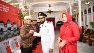 Peringati HUT ke-80 RI, Gubernur Aceh dan Istri Serahkan Cendera Mata kepada Keluarga Pahlawan