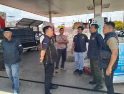 Polres Aceh Barat Bersama TNI dan POM Tertibkan Antrian BBM Subsidi di SPBU