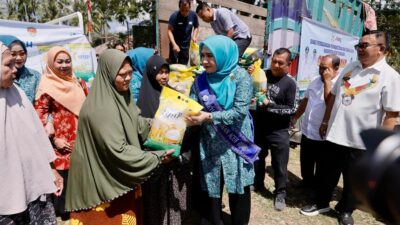 Ketua Forikan Aceh Serahkan Ikan Segar untuk Warga Aceh Tenggara