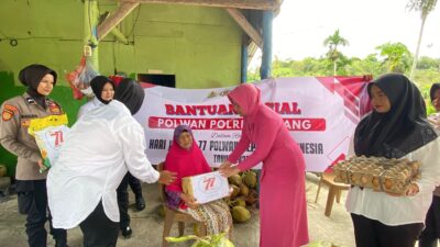 Ketua Bhayangkari Cabang Sabang dan Polwan Bagikan Sembako Dalam Rangka HUT ke-77 Polwan RI