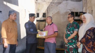 Pemkab Aceh Barat Serahkan Bantuan untuk ASN Korban Kebakaran Rumah di Seuneubok