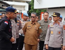 Turun Langsung ke Lokasi Demo, Kapolda Aceh Semangati Personel hingga Makan Siang Bersama
