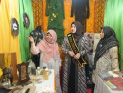 Rita Mayasari Kunjungi Stand Pameran Festival Literasi Aceh