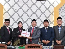 Wali Kota Banda Aceh Serahkan Rancangan Qanun Perubahan APBK 2025 ke DPRK