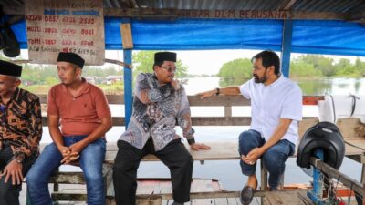 Naik Rakit, Gubernur Mualem Tinjau Akses Menuju ke Kuala Baru Aceh Singkil