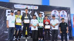 Wakil Bupati Syukri dan Sekda Bahrul Jamil Kalungkan Medali Atlet Cabor Atletik PORKAB 2025