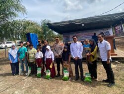 Wakapolres Aceh Singkil Serahkan Santunan Anak Yatim dan Fakir Miskin Baksos RRI Singkil