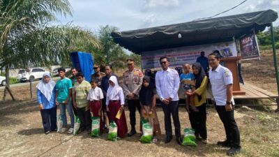Wakapolres Aceh Singkil Serahkan Santunan Anak Yatim dan Fakir Miskin Baksos RRI Singkil