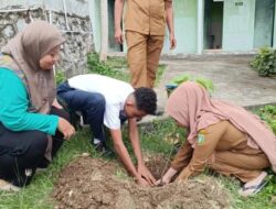 DLHK Sabang Bagikan Ratusan Bibit Pohon ke Sekolah Adiwiyata
