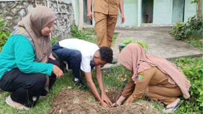 DLHK Sabang Bagikan Ratusan Bibit Pohon ke Sekolah Adiwiyata