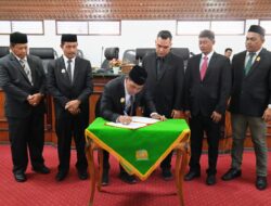 Bupati Aceh Besar Sampaikan Jawaban Eksekutif atas Pandangan Umum Fraksi DPRK