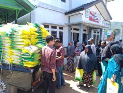 Disambut Antusias Warga, Dinas Pangan Aceh Besar Jual Beras Murah SPHP di Gampong Leu Ue