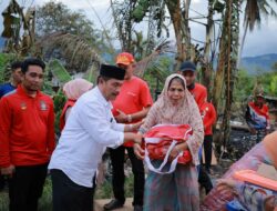Wabup Aceh Besar Serahkan Bantuan Masa Panik untuk Korban Kebakaran di Pantee Rawa